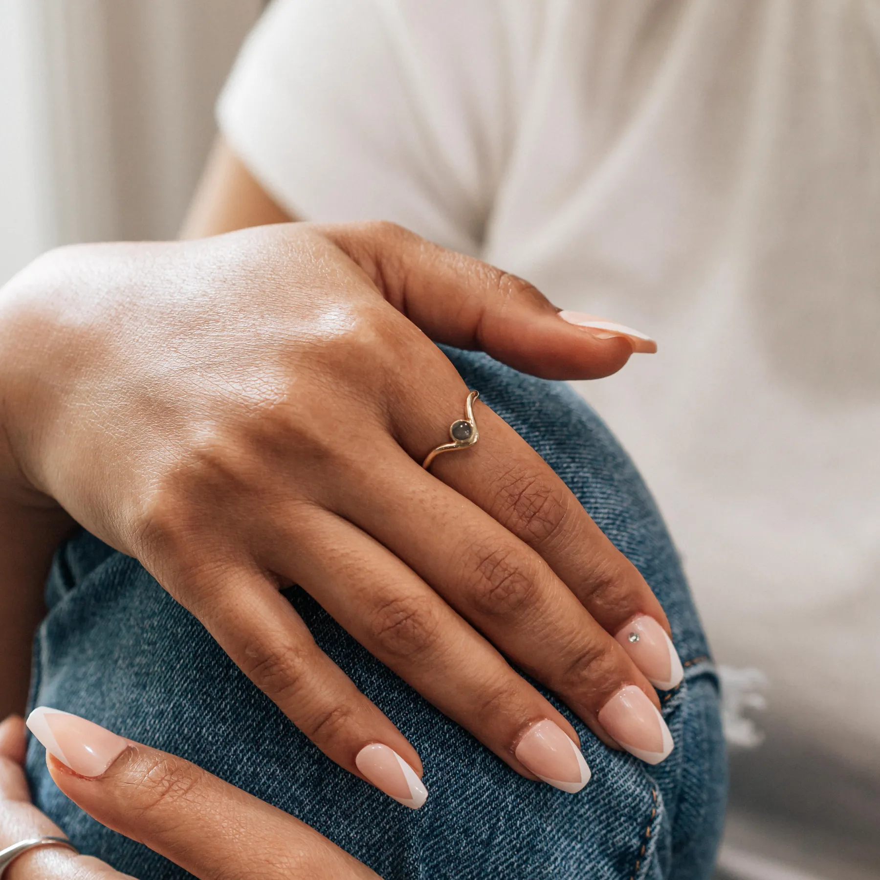 Chevron Circle Setting Cremation Ring in 14K White Gold