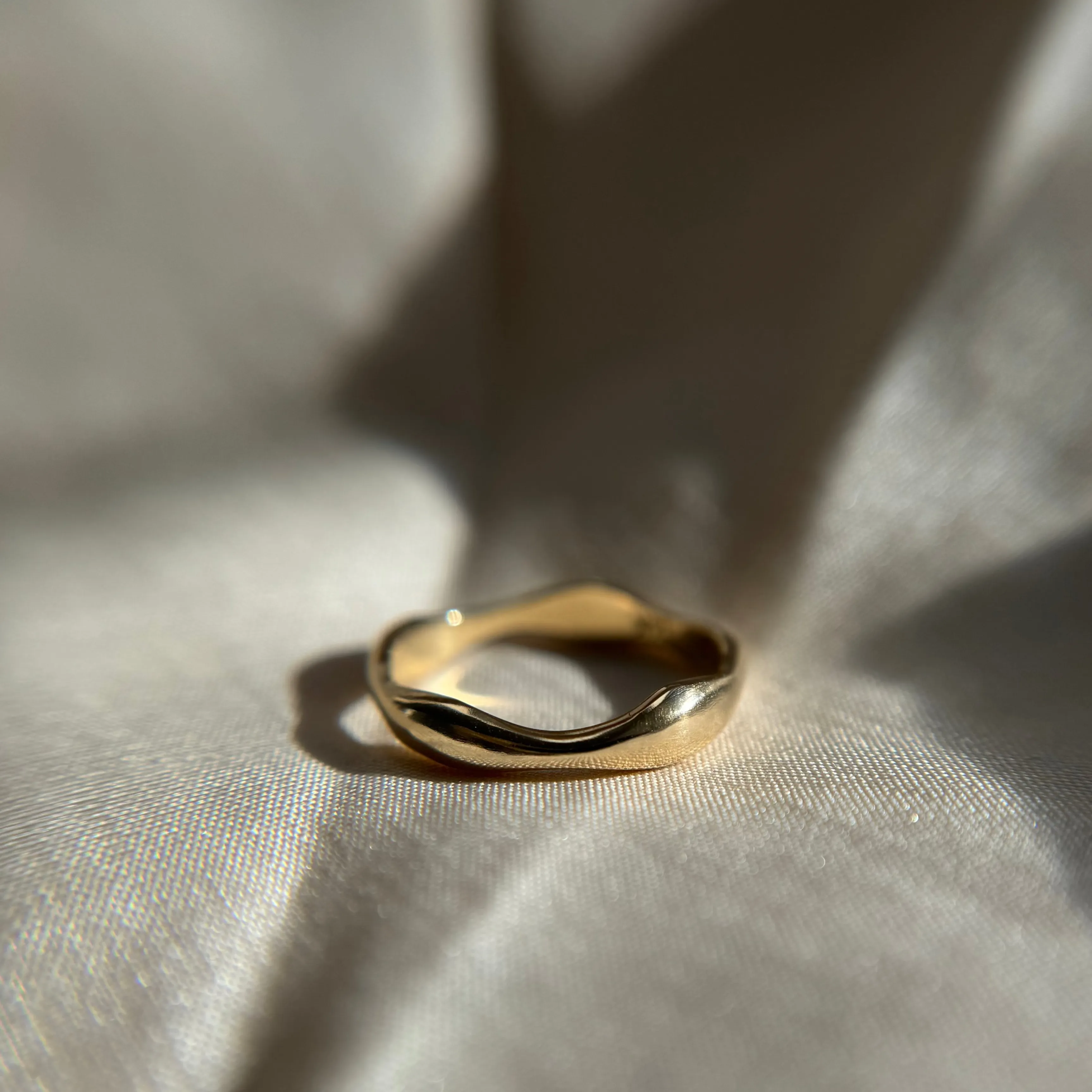 Gold Wavy Ring Size 4.5