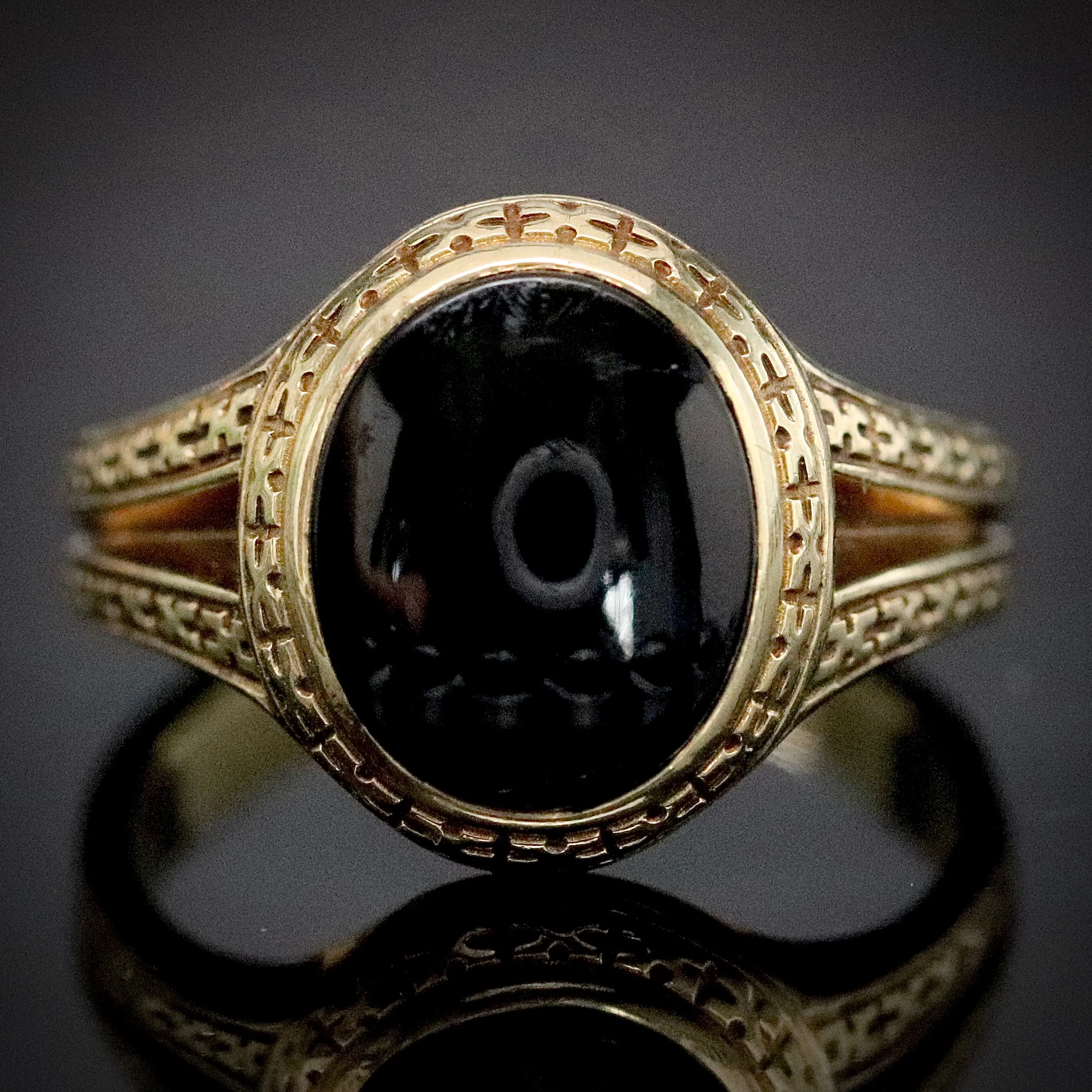 Heavy vintage onyx ring in yellow gold