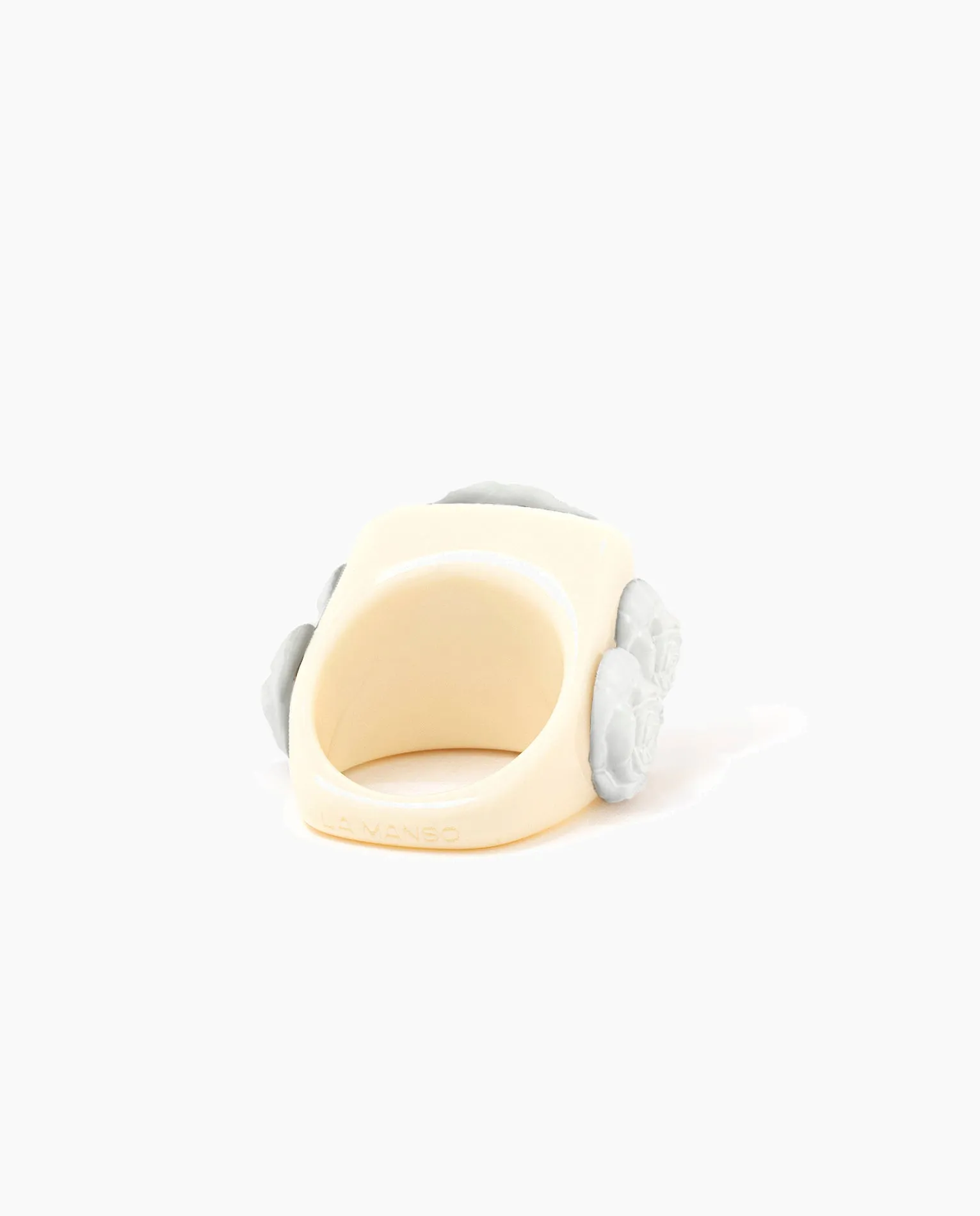 Ivory on White Rosetón
