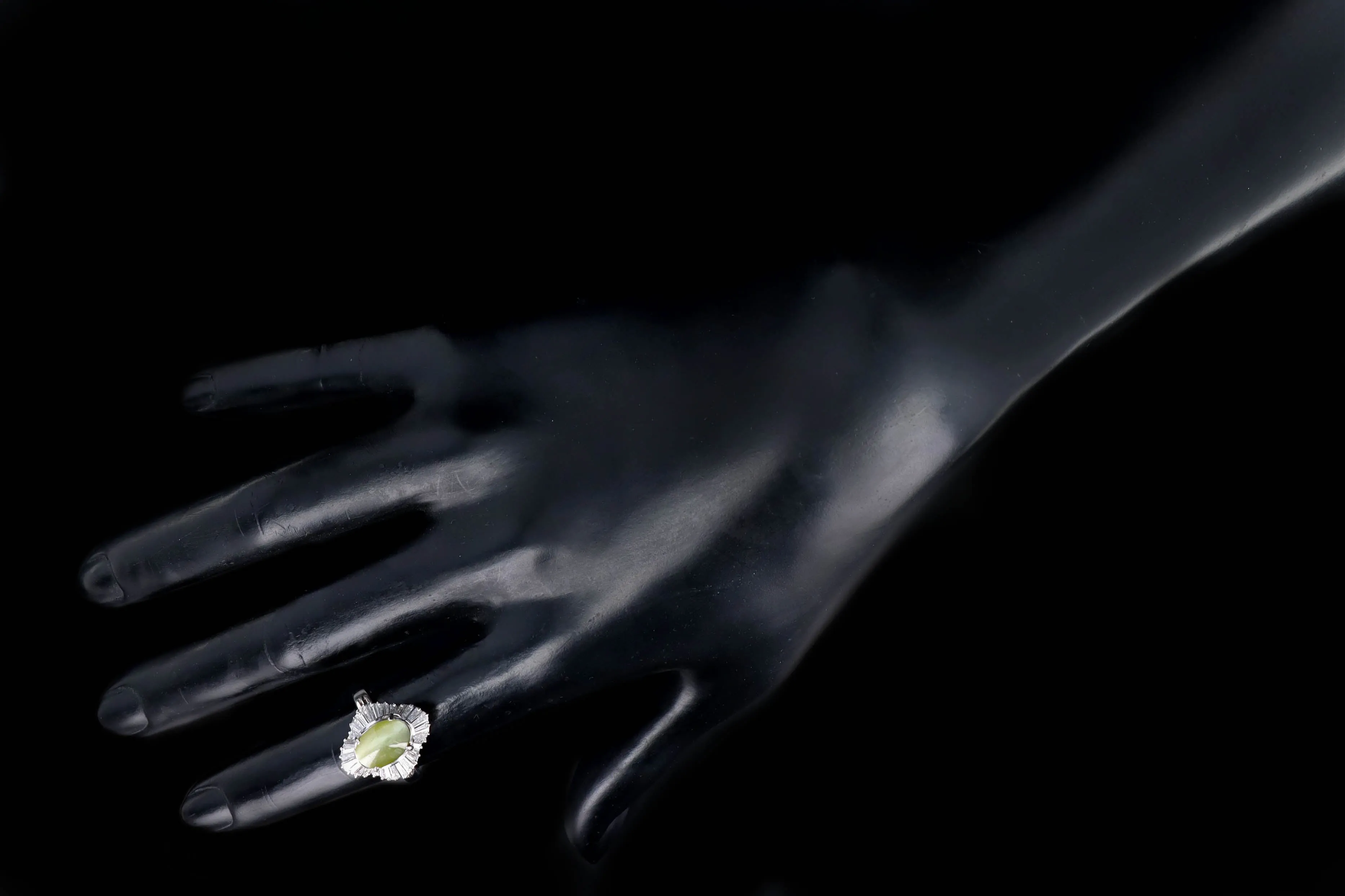 Retro Platinum 3.05 Carat Cat's Eye Chrysoberyl & Baguette Diamond Fan Ring
