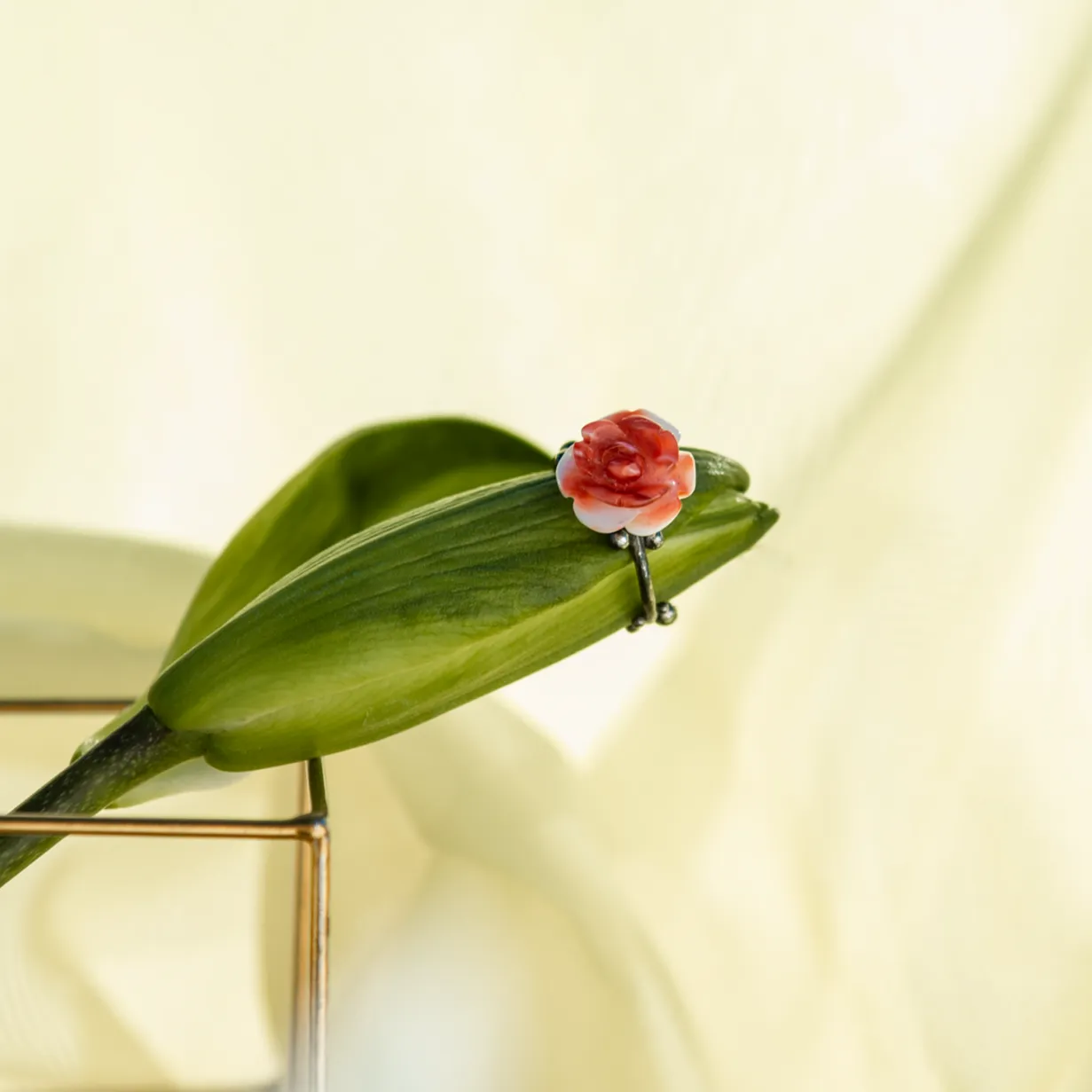 Rosebuds Midi Ring with Spiny Shell Flower